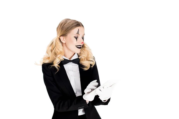 Усміхнена блондинка клоун, що друкує цифровий планшет ізольовано на білому — стокове фото