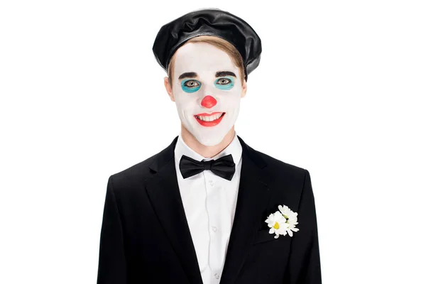 Lächelnder Clown in schwarzer Baskenmütze und Anzug isoliert auf weiß — Stockfoto