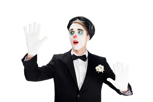 Clown surpris en costume noir et béret isolé sur blanc — Photo de stock