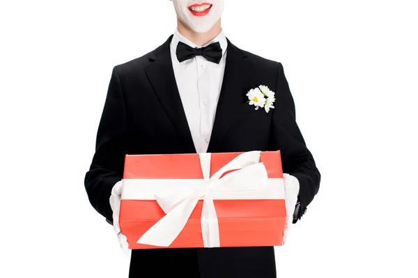 Vista cortada de palhaço feliz segurando caixa de presente enquanto em pé em terno isolado no branco — Fotografia de Stock