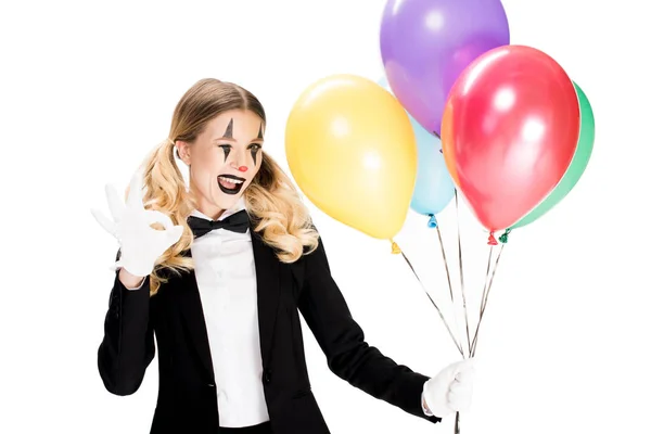 Fröhliche Clownin im Anzug hält Luftballons und zeigt Ok-Zeichen isoliert auf weiß — Stockfoto