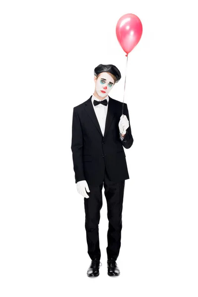 Triste clown en costume et béret noir tenant ballon et debout isolé sur blanc — Photo de stock