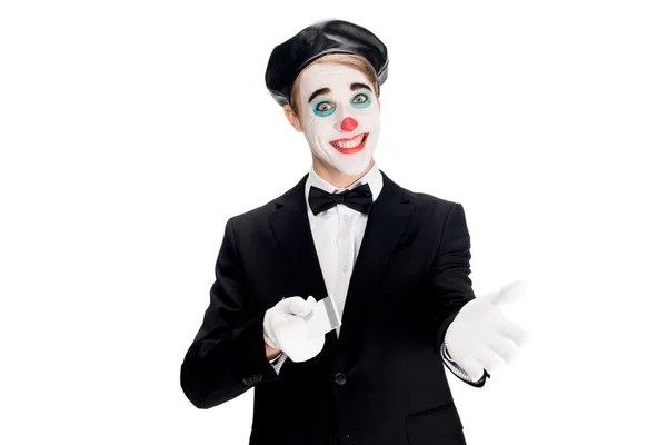 Clown joyeux souriant tout en tenant la carte de crédit isolée sur blanc — Photo de stock