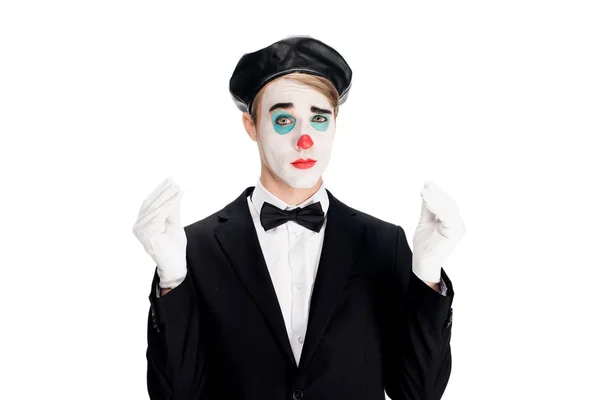 Trauriger Clown mit schwarzer Baskenmütze auf weißem Hintergrund — Stockfoto