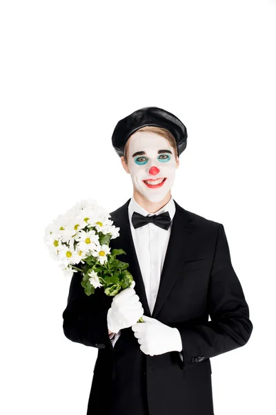 Fröhlicher Clown mit Blumenstrauß in den Händen, isoliert auf weißem Grund — Stockfoto