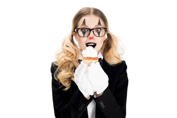 Clown femminile eccitato guardando gustoso cupcake isolato su bianco — Foto stock