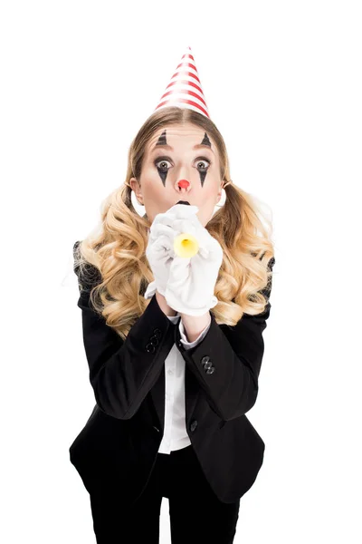 Clownin im Anzug bläst in Geburtstagsgebläse — Stockfoto