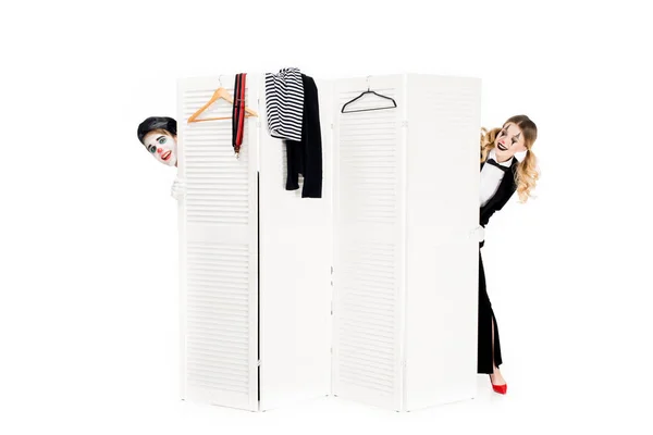 Feliz casal de palhaços olhando para fora da porta do camarim isolado no branco — Fotografia de Stock