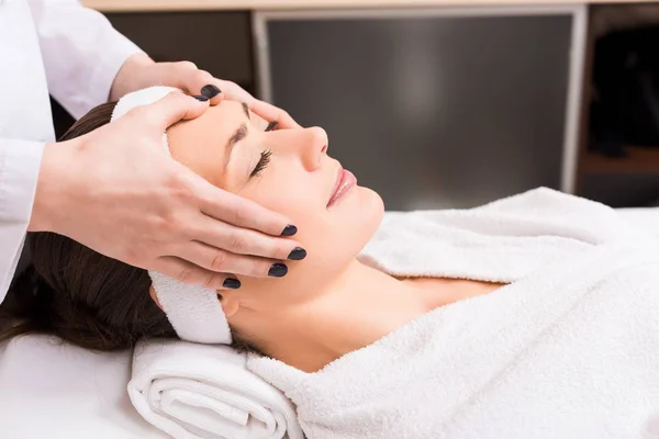 Cosmetologist dando massagem facial manual à mulher no salão de beleza — Fotografia de Stock