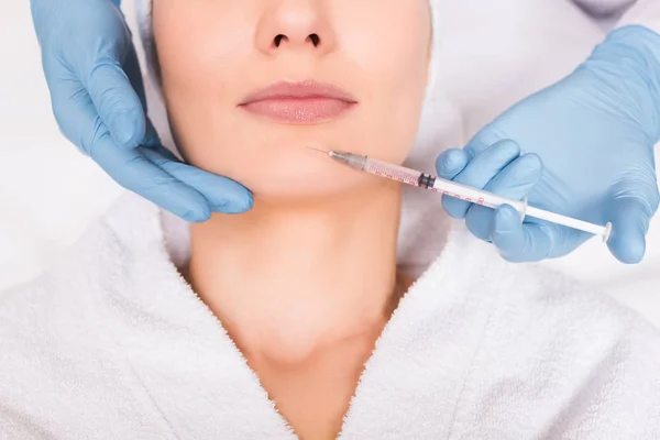 Abgeschnittene Ansicht von Kosmetikerin Injektion Gesicht Frau im Schönheitssalon — Stockfoto