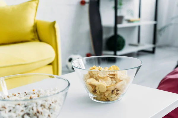 Selective focus of bowls with cheaps and popcorn — Stock Photo