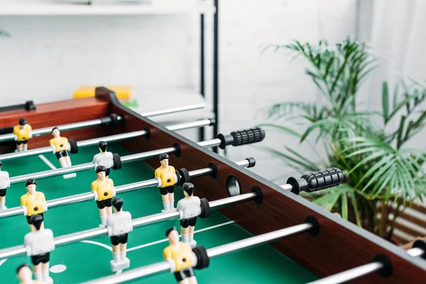 Foco seletivo da mesa de futebol na sala de estar — Fotografia de Stock