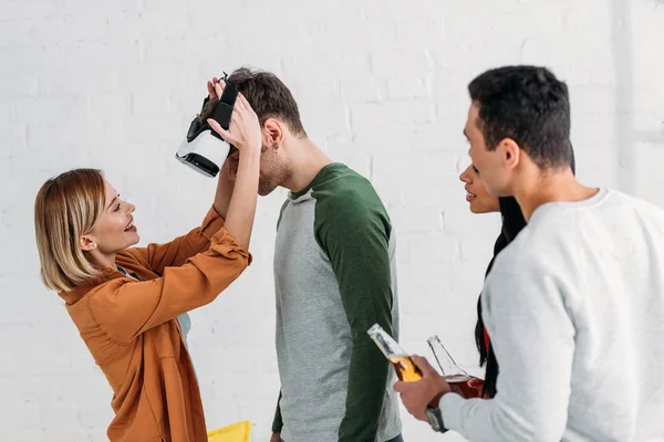 Amigos multiétnicos colocando em fone de ouvido realidade virtual — Fotografia de Stock