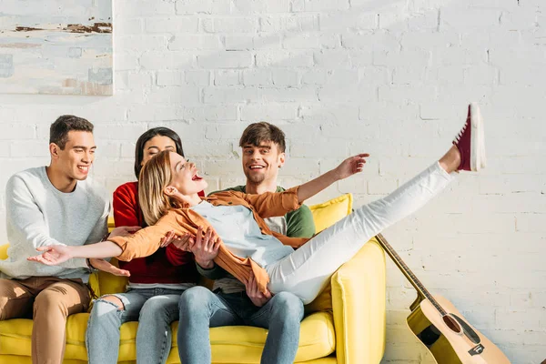 Amigos multiculturais se divertindo e brincando em casa — Fotografia de Stock