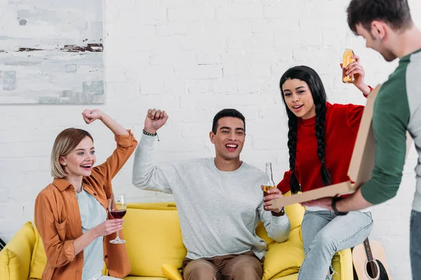 Amici multiculturali divertirsi e godersi drink a casa — Foto stock