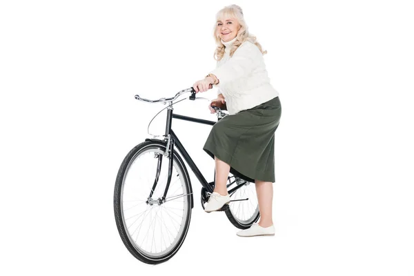 Allegra donna anziana in bicicletta isolato su bianco — Foto stock