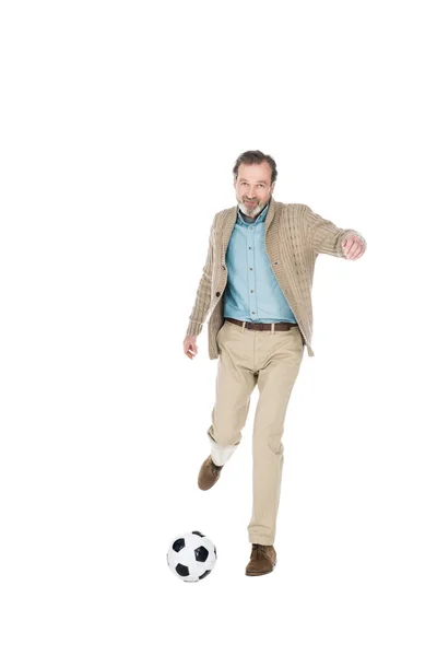 Улыбающийся пожилой человек играет в футбол изолированный на белом — стоковое фото