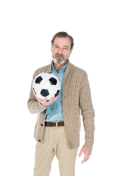 Веселый пожилой человек держа футбол изолирован на белом — стоковое фото