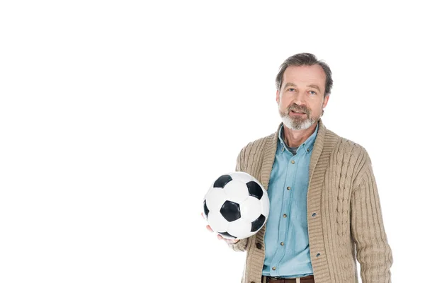 Счастливый пожилой человек, держащий футбол в изоляции на белом — стоковое фото