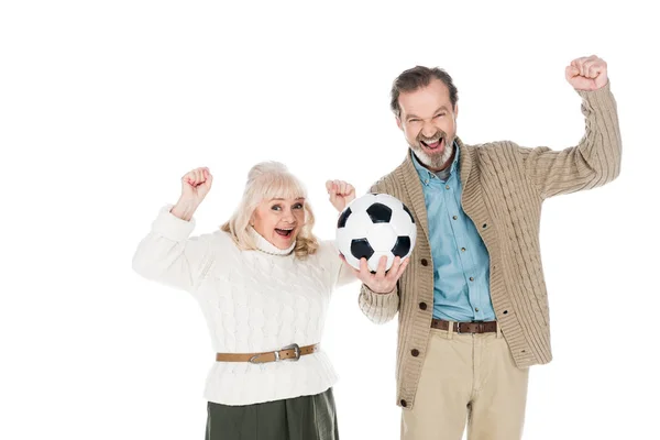 Glücklicher älterer Mann hält Fußball in der Hand und lächelt mit fröhlicher Frau auf weißem Hintergrund — Stockfoto