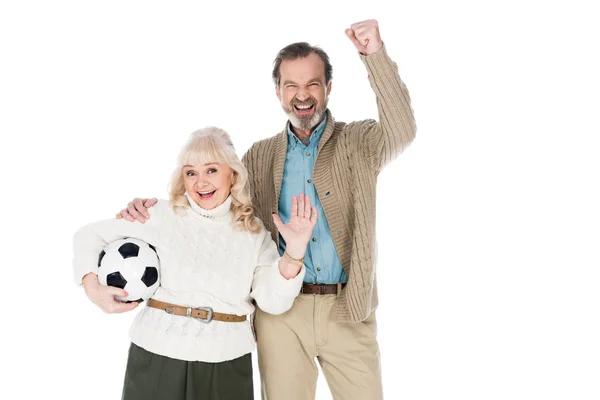 Allegro uomo anziano in piedi con moglie felice tenendo il calcio isolato su bianco — Foto stock