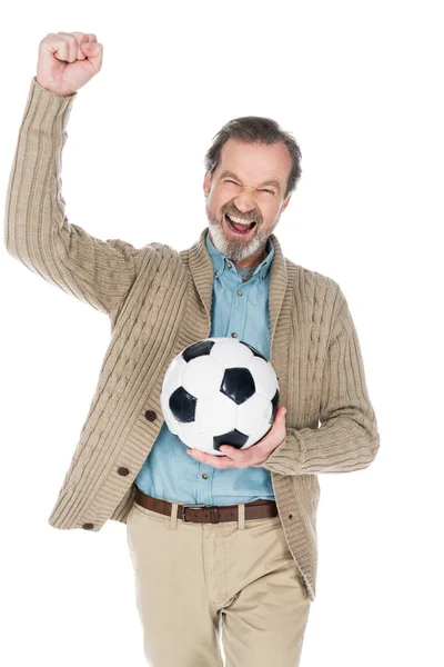 Feliz hombre mayor celebrando la victoria mientras mantiene el fútbol aislado en blanco - foto de stock