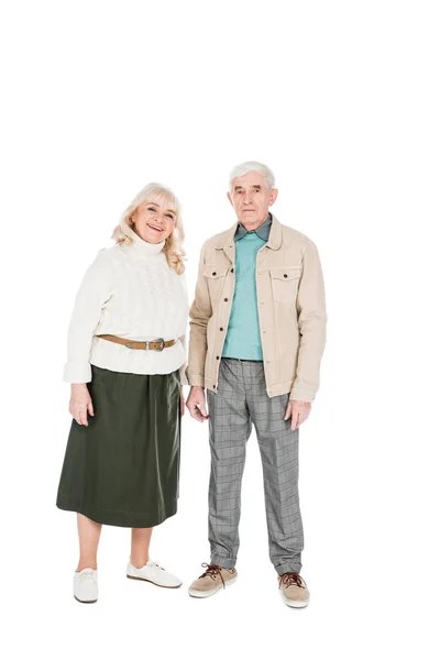 Allegra coppia in pensione in piedi e sorridente isolato su bianco — Foto stock