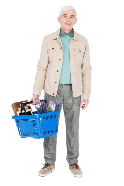 Homem aposentado segurando cesta de compras isolado no branco — Fotografia de Stock