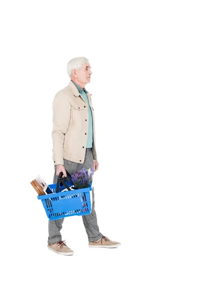 Homem aposentado andando com cesta de compras isolado no branco — Fotografia de Stock