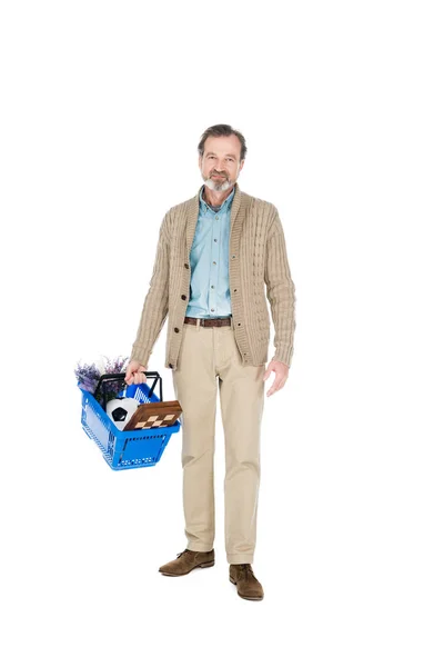 Веселий чоловік на пенсії тримає кошик для покупок ізольований на білому — стокове фото