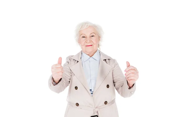 Веселая пожилая женщина показывает большие пальцы, изолированные на белом — стоковое фото