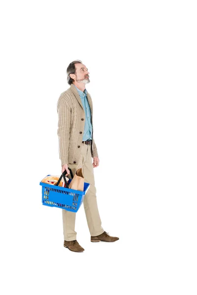 Homem sênior feliz segurando cesta de compras isolado no branco — Fotografia de Stock