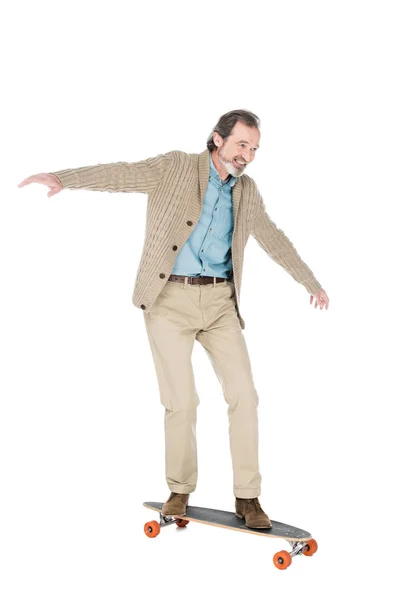 Alegre senior hombre a caballo monopatín aislado en blanco - foto de stock