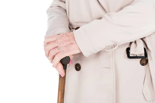 Vista ritagliata della donna anziana in possesso di canna da passeggio isolato su bianco — Foto stock