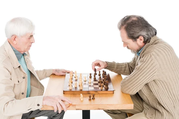 Amici in pensione giocare a scacchi isolati su bianco — Foto stock