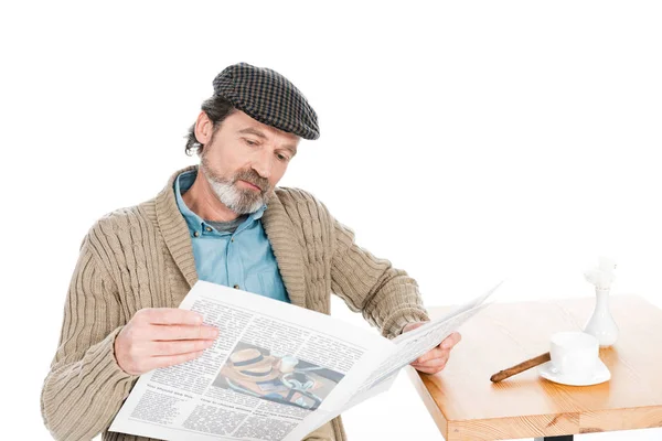 Senior hombre leyendo periódico aislado en blanco - foto de stock