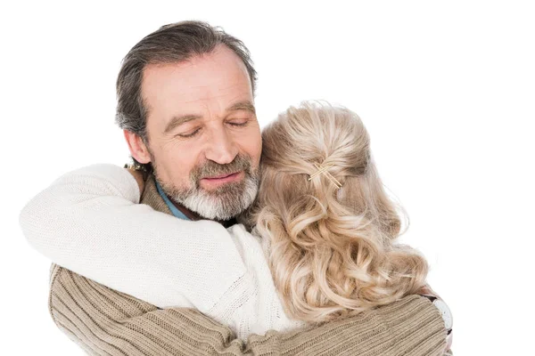 Alegre sênior homem abraçando esposa isolado no branco — Fotografia de Stock