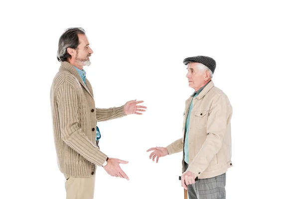 Старший человек разговаривает с другом стоя с тростью, изолированной на белом — стоковое фото