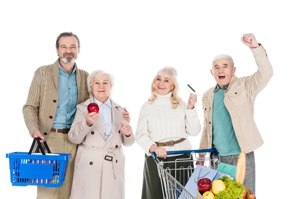Веселые пожилые люди, стоящие рядом с пенсионеркой с кредитной картой изолированы на белом — стоковое фото
