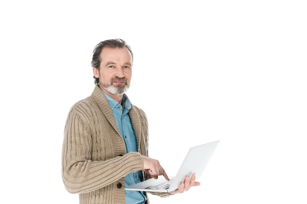 Fröhlicher älterer Mann hält Laptop isoliert auf weißem Grund — Stockfoto