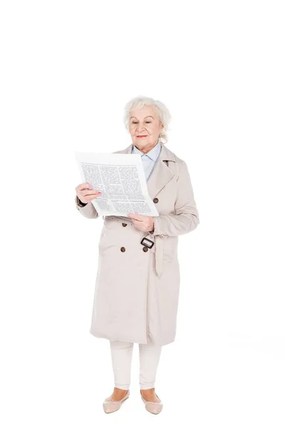Mulher aposentada alegre ler jornal isolado no branco — Fotografia de Stock