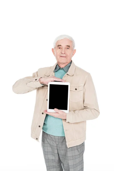 Hombre retirado sosteniendo tableta digital con pantalla en blanco aislado en blanco - foto de stock