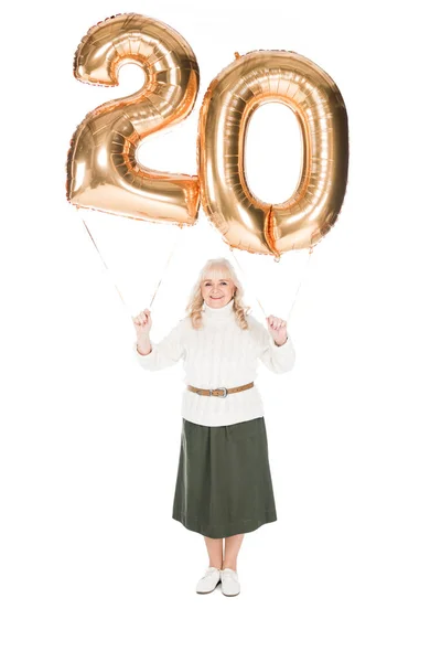 Mulher aposentada alegre segurando balões isolados em branco — Fotografia de Stock