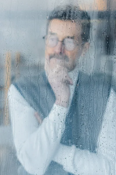 Pensivo aposentado homem pensando em casa perto da janela — Fotografia de Stock