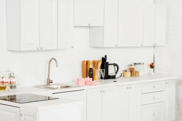 Diseño interior moden de cocina con muebles blancos y cocina de inducción - foto de stock