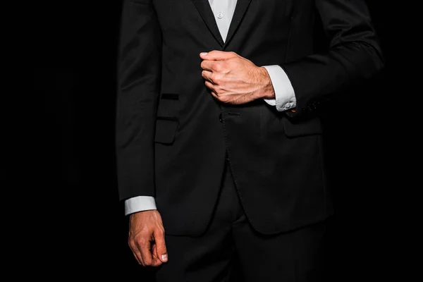 Recortado vista de hombre posando en chaqueta aislado en negro - foto de stock