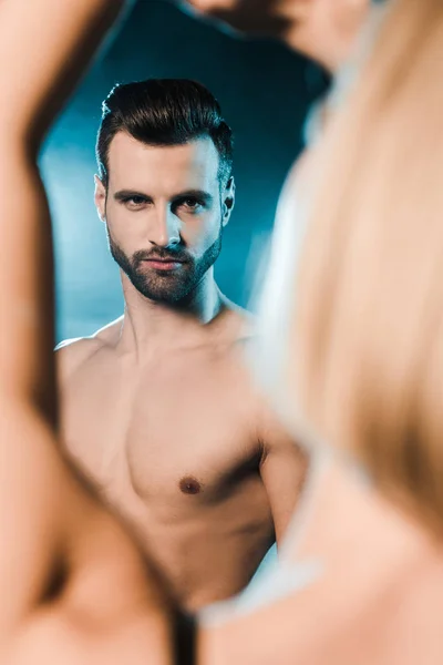 Enfoque selectivo de novio barbudo guapo sobre fondo ahumado azul - foto de stock