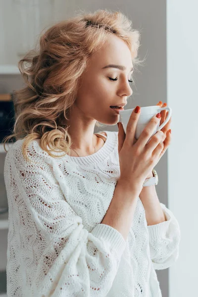 Relaxado encaracolado menina beber café com olhos fechados — Fotografia de Stock