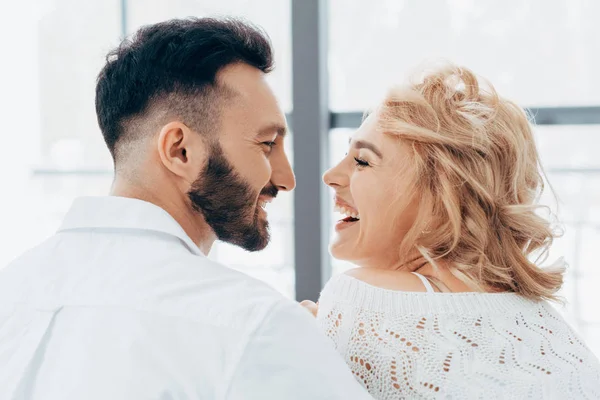 Couple riant se regardant avec amour — Photo de stock
