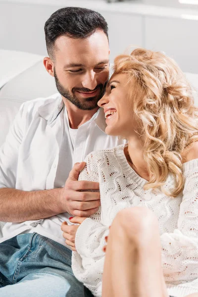 Glückliches Paar, das sich umarmt und einander lächelnd ansieht — Stockfoto
